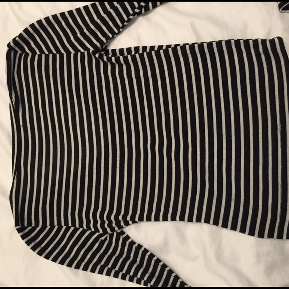 Brandy Melville Long Sleeve Crop Top - Picture 3 of 3